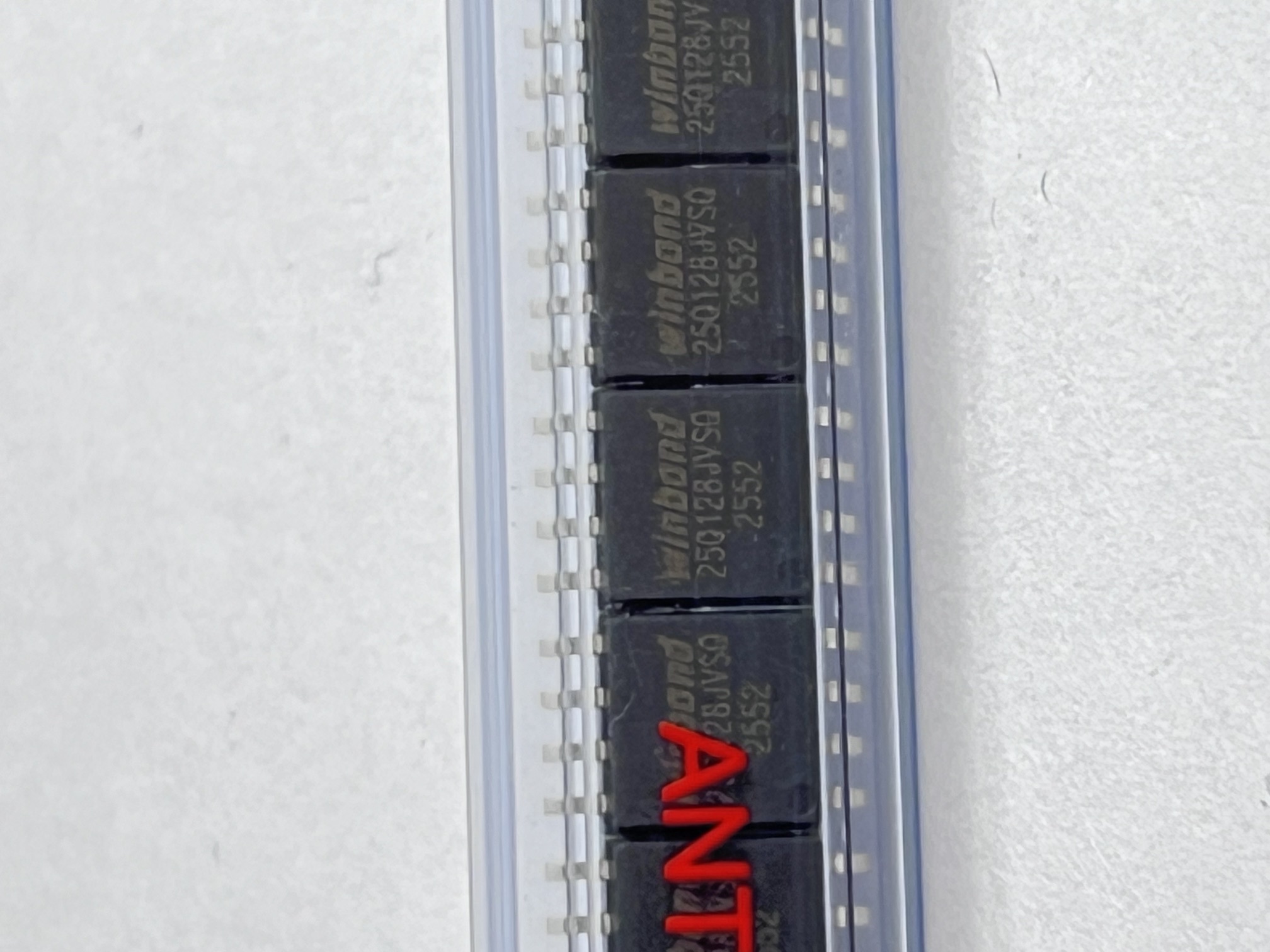 W25Q128JVSIQ - Flash 128Mbit SPI 2,7-3,6V 133MHz - SOIC-8-208mil