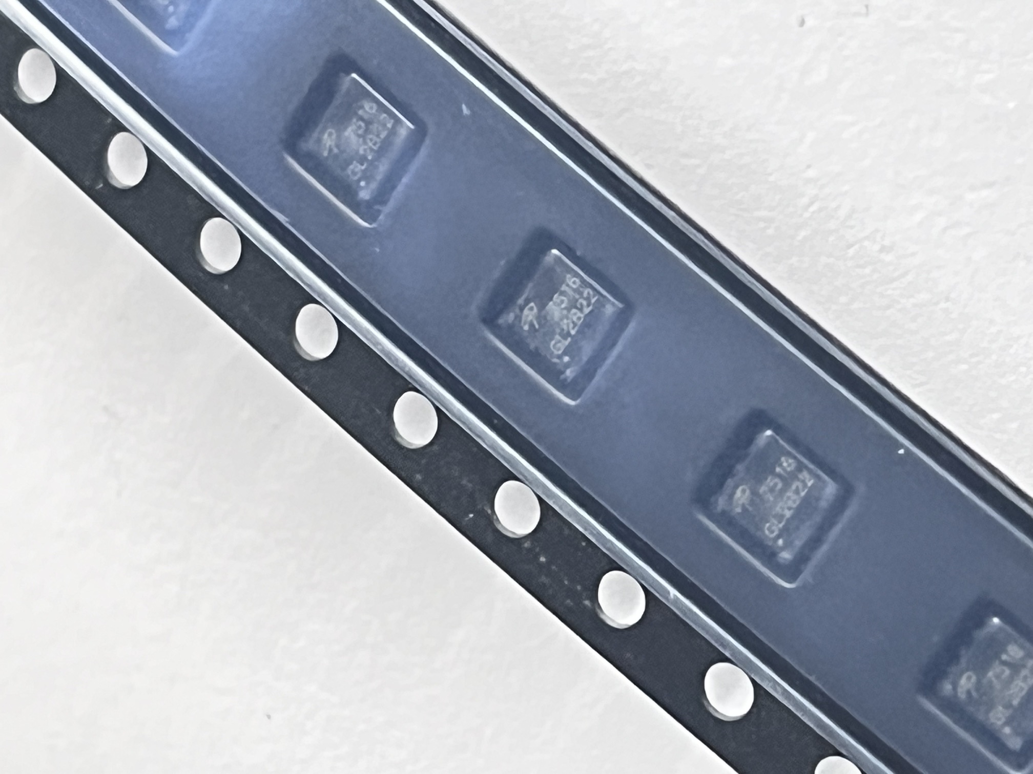 AON7516 - N-Channel 30V 30A - DFN-8(3x3)